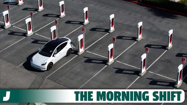 Une photo d’un véhicule électrique Tesla en charge dans une station. 