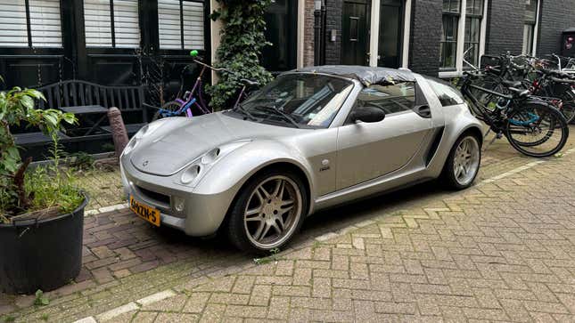 Frontansicht 3/4 eines silbernen Smart Roadster Coupé