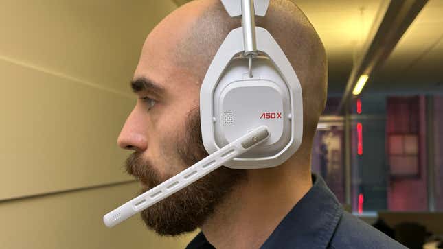 Astro A50X, uzun süreli oyun oturumları için son derece konforlu, konforlu kulaklık pedlerine sahiptir.  Yine de bunları kolayca çıkarabilir ve daha ortam ve ses geçirmez bir şeyle değiştirebilirsiniz.