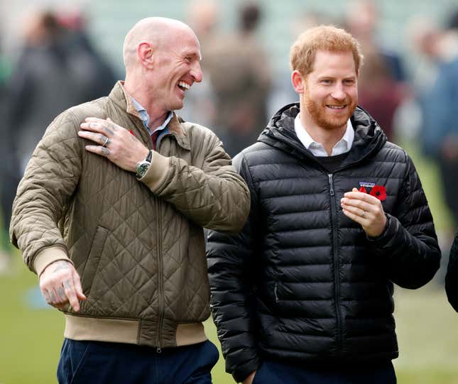 El príncipe Harry, duque de Sussex, y Gareth Thomas en Twickenham Stoop el 8 de noviembre de 2019, en Londres, Inglaterra. 