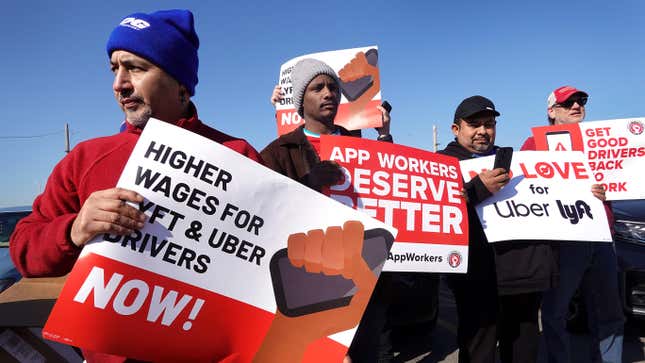Fahrgemeinschaftsfahrer versammeln sich während eines Arbeitsstreiks am 14. Februar 2024 in Chicago, Illinois, an einem Sammelpunkt in der Nähe des O'Hare International Airport.
