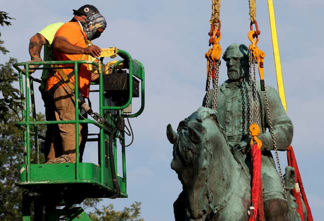 Workers remove a statue of Confederate General Robert E. Lee from Market Street Park July 10, 2021 in Charlottesville, Virginia. Initial plans to remove the statue four years ago sparked the infamous “Unite the Right” rally where 32 year old Heather Heyer was killed. (Photo by Win McNamee/Getty Images)
