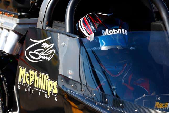 Tony Stewart (314 AF) Mobil 1 McPhillips Racing Top Alcohol Dragster se sienta en la cabina de su dragster durante el campamento de los Nacionales de Nevada de la NHRA Serie Mundial de Carreras de Arrastre el 27 de octubre de 2023 en The Strip en Las Vegas Motor Speedway en Las Vegas, Nevada