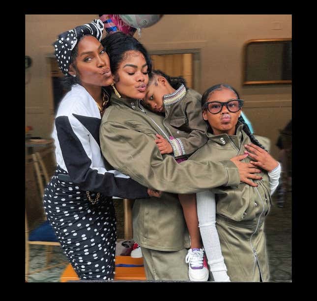 Image for article titled Home Videos of Our Favorite Black Celeb Kids And Their Famous Parents