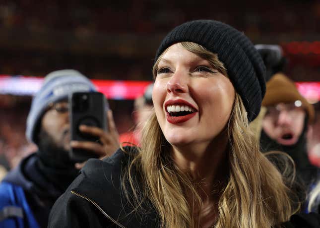 Image for article titled Taylor Swift buys her early work, puts bad blood behind her