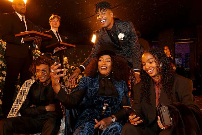 Image for article titled These Celebs Ignored the Met Gala's Strict 'No-Phone' Rule. See the Pictures They Took Inside