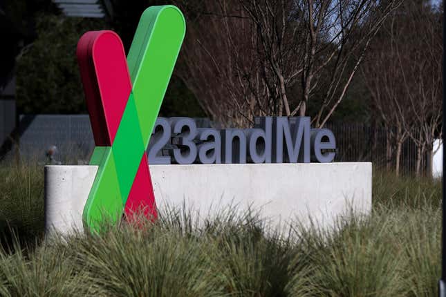 Un cartel está colocado frente a la sede de 23andMe el 1 de febrero de 2024 en Sunnyvale, California.