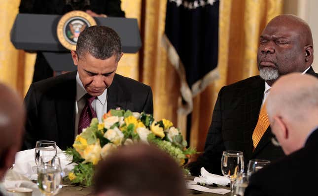 Le président Barack Obama, au centre, et d’autres baissent la tête pendant un petit-déjeuner de prière de Pâques avec des dirigeants chrétiens dans la Salle Est du Blanc House, mardi 19 avril 2011. Assis à la droite d’Obama se trouve l’évangéliste texan TD Jakes.