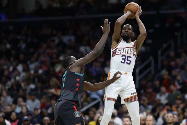 4. Februar 2024;  Washington, District of Columbia, USA;  Phoenix Suns-Stürmer Kevin Durant (35) schießt den Ball in der ersten Halbzeit in der Capital One Arena über den Washington Wizards-Wächter Bilal Coulibaly (0).