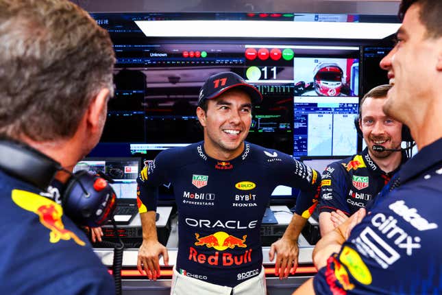 Sergio Pérez de México y Oracle Red Bull Racing observan en el garaje durante la clasificación antes del Gran Premio de F1 de Brasil en Autódromo José Carlos Pace el 03 de noviembre, 2023 en Sao Paulo, Brasil