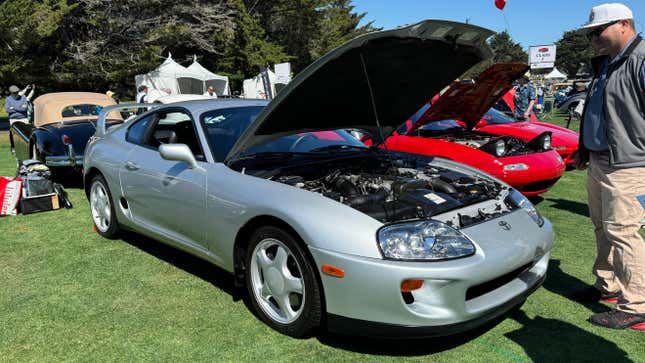 Frontansicht 3/4 eines silbernen Toyota Supra mit geöffneter Motorhaube