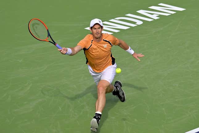 6. März 2024;  Indian Wells, Kalifornien, USA;  Andy Murray (GBR) trifft in seinem ersten Rundenspiel gegen David Goffin (BEL) bei den BNP Paribas Open im Indian Wells Tennis Garden einen Schuss.