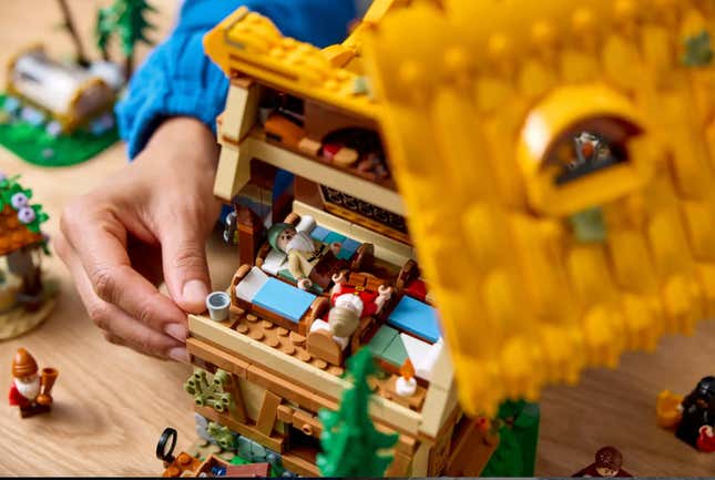 Image for article titled Recreate Snow White's Life, Death, and Resurrection With This Lego Set