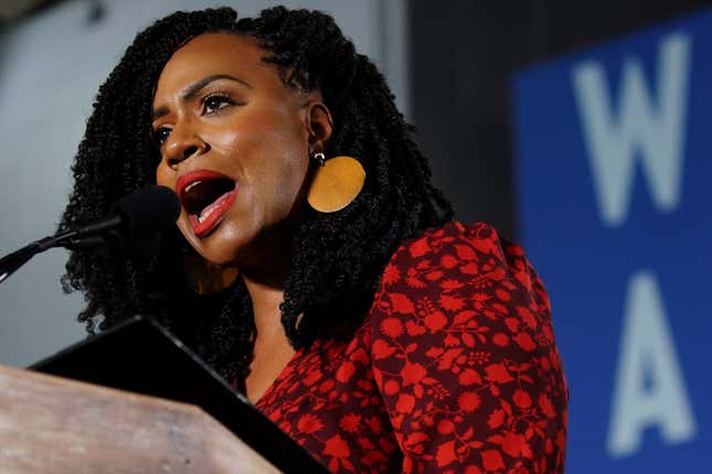 ATLANTA, GA – 21. NOVEMBER: US-Abgeordnete Ayanna Pressley (D-MA) stellt Senatorin Elizabeth Warren (D-MA) bei einer Wahlkampfveranstaltung an der Clark Atlanta University am 21. November 2019 in Atlanta, Georgia, vor. 