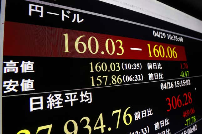 Un moniteur indique le taux de change du dollar américain/yen japonais à Tokyo le lundi 29 avril 2024. (Kyodo News via AP)