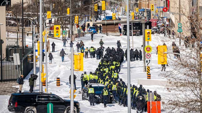 Police deploy to clear demonstrators against Covid-19 mandates in Ottawa on February 18, 2022. - Canadian police on Thursday began a massive operation to clear the trucker-led protests against Covid health rules clogging the capital for three weeks, with several arrests made. 
