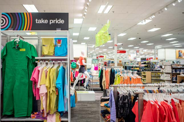 La ropa del Mes del Orgullo se ve en exhibición en una tienda Target. 