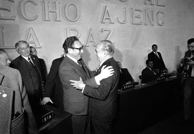 With former Argentinian foreign minister Alberto J. Vignes, Feb. 1974. (AP Photo)
