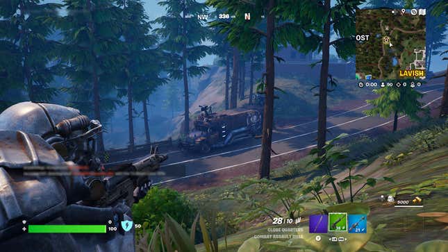 Ένας παίκτης Fortnite με πανοπλία δύναμης στοχεύει ένα φορτηγό.