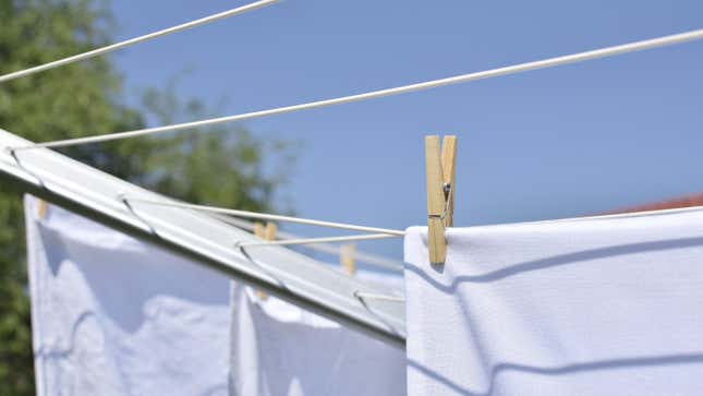Image for article titled Here's How Much Money You Save by Installing a Clothesline