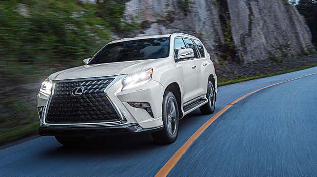 une Lexus GX460 blanche roulant dans un virage