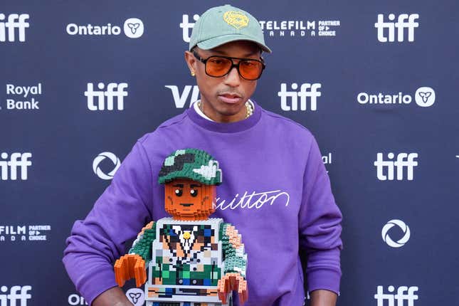 Pharrell Williams besucht die Premiere von „Piece by Piece“ im Princess of Wales Theatre am 10. September 2024 in Toronto, Kanada.