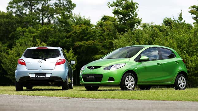 Una foto de dos hatchbacks Mazda Demio. 