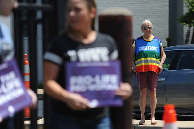 Image for article titled Louisville Cop Receives $75K Settlement After Protesting Outside Abortion Clinic in Uniform