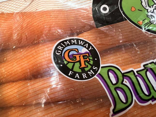 Primer plano del logotipo de Grimmway Farms en una bolsa de zanahorias orgánicas, Lafayette, California, 17 de noviembre de 2024. Los CDC anunciaron el retiro del mercado de zanahorias orgánicas luego de un brote de E. coli en noviembre de 2024.