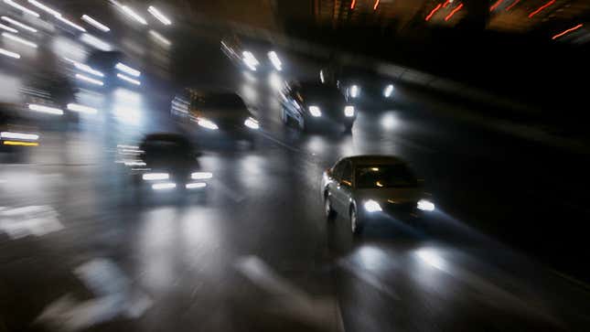 Une photo de phares de voiture la nuit. 