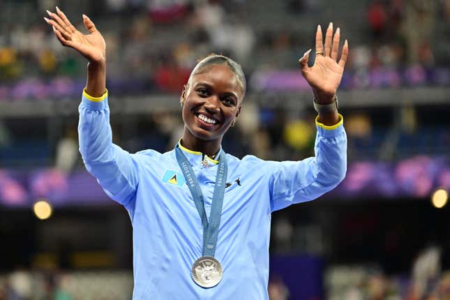 Le médaillé d’argent de Sainte-Lucie, Julien Alfred, célèbre sur le podium lors de la cérémonie de victoire de l’épreuve d’athlétisme féminin du 200 m lors des Jeux Olympiques de Paris 2024 au Stade de France à Saint-Denis, au nord de Paris, le 7 août 2024.