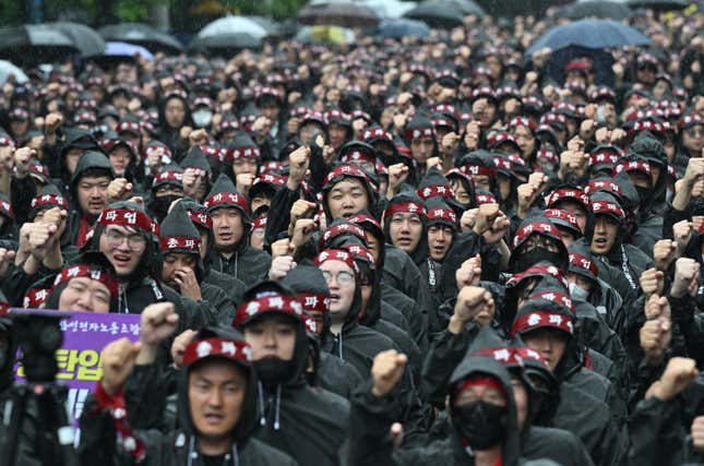 Des membres du Syndicat national de Samsung électronique organisent un rallye.