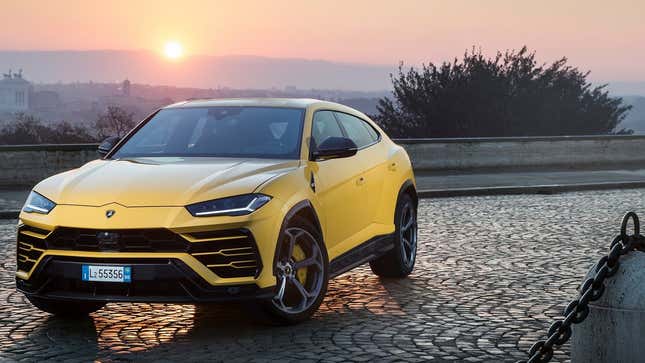 Une photo d’un SUV Lamborghini Urus jaune. 