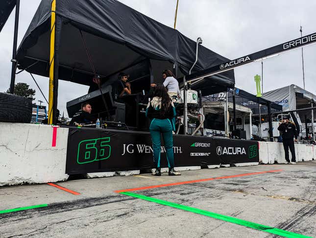 Imagen para el artículo titulado Detrás de escena del Petit Le Mans de IMSA con Gradient Racing