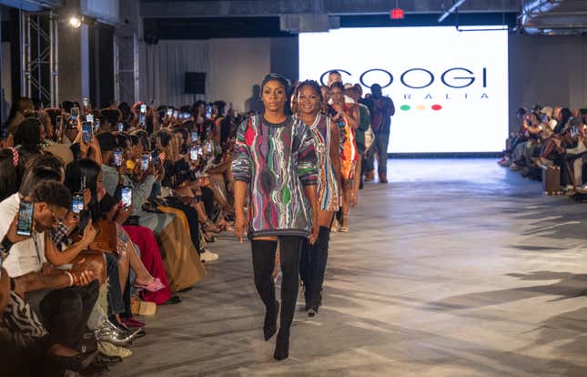 ATLANTA, GEORGIA – 3. OKTOBER: Models laufen während der Atlanta Fashion Week 2024 – Coogi Runway Show im The Interlock am 3. Oktober 2024 in Atlanta, Georgia. 