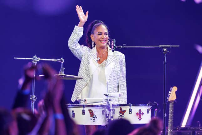 Sheila E. tritt beim 50. Jubiläums-Special der American Music Awards in Los Angeles, Kalifornien, auf.