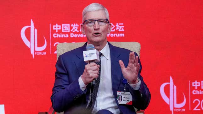 Apple CEO'su Tim Cook, 24 Mart 2024 Pazar günü Çin'in Pekin kentindeki Diaoyutai Devlet Konukevinde Çin Kalkınma Forumu'nun paralel oturumunda konuşuyor.