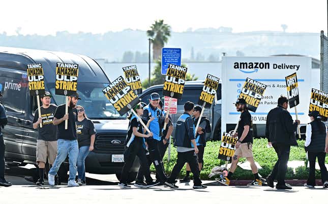 Amazon-Mitarbeiter marschieren auf Streikposten vor einer Amazon-Niederlassung in der City of Industry, Kalifornien. 