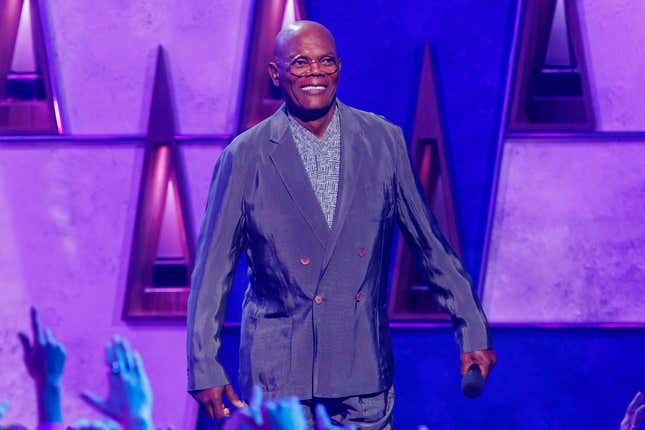 Samuel Jackson spricht auf der Bühne beim 50. Jubiläums-Special der American Music Awards in Los Angeles, Kalifornien.