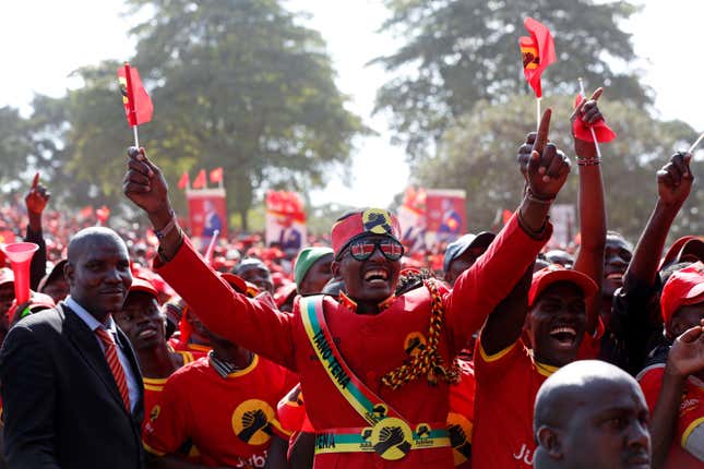 Supporters of Kenya's President Uhuru Kenyatta cheer during a Jubilee Party campaign rally at Uhuru park in Nairobi, Kenya August 4, 2017.