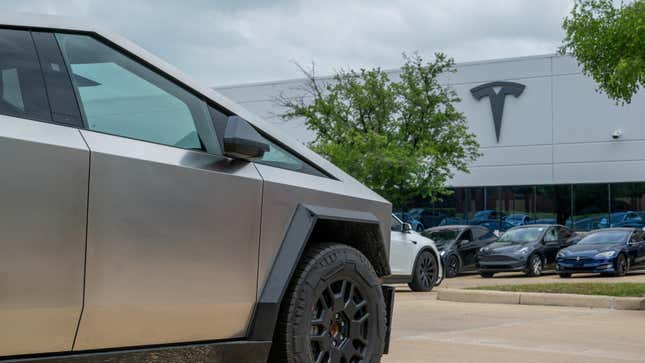 Un Cybertruck Tesla se trouve sur un terrain chez un concessionnaire Tesla le 15 avril 2024 à Austin, au Texas.