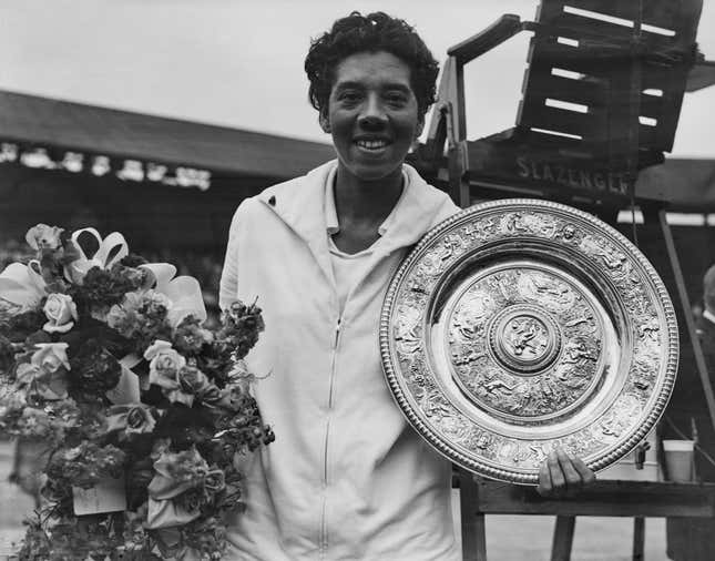 Die amerikanische Tennisspielerin Althea Gibson (1927–2003) hält die Venus Rosewater Plate, nachdem sie das Dameneinzelfinale bei den Wimbledon Tennis Championships in London am 5. Juli 1958 gewonnen hat.