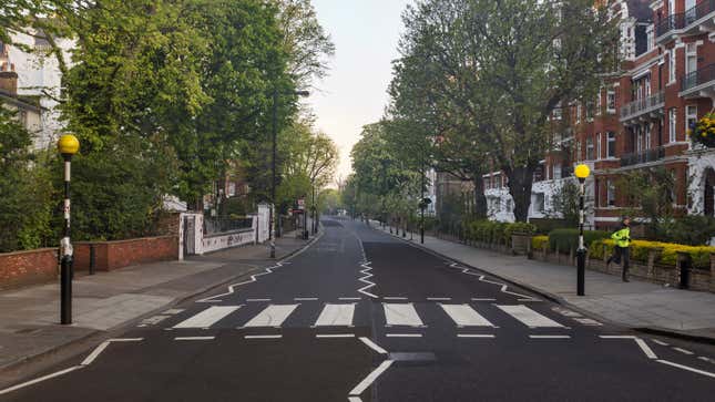 Ein Foto vom Zebrastreifen der Abbey Road in London. 