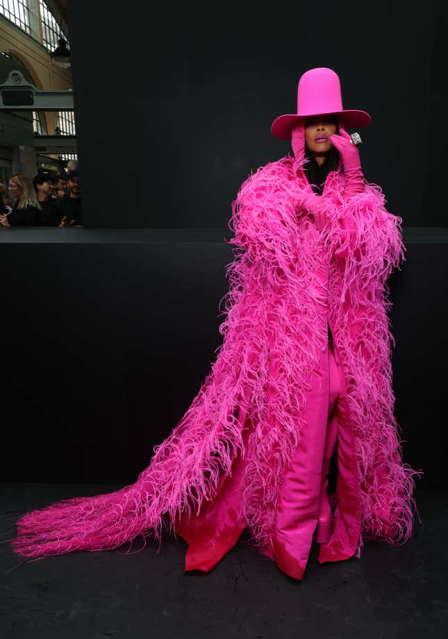 Erykah Badu besucht die Valentino Womenswear-Show Frühjahr/Sommer 2023 im Rahmen der Paris Fashion Week am 2. Oktober 2022 in Paris, Frankreich.