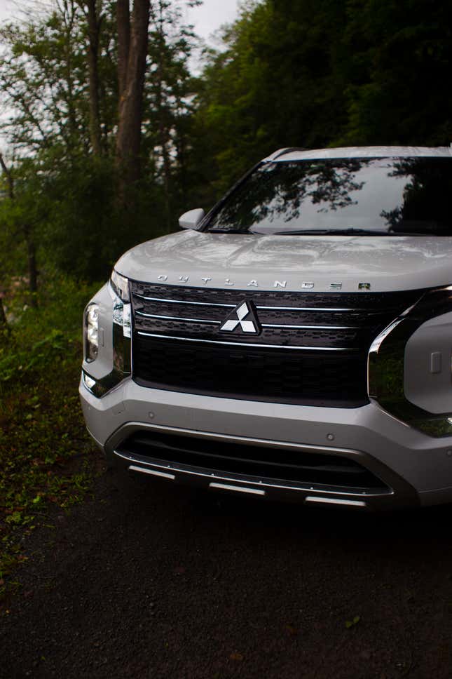 Image for article titled I Have No Idea How The Mitsubishi Outlander Is $10,000 Cheaper Than A Kia Telluride