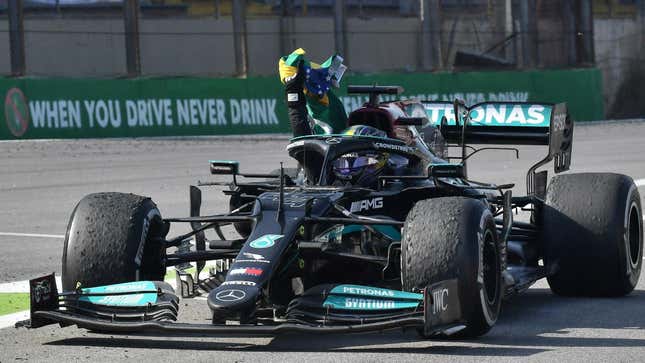 Image for article titled Hamilton Wins Dramatic São Paulo Grand Prix