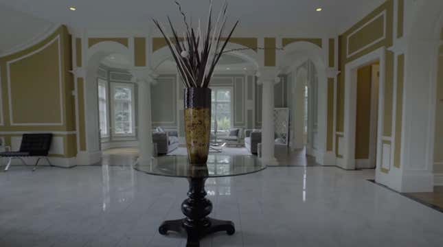 Image for article titled Tasteful or Tacky? Peek Inside Mary J. Blige’s Gorgeous NJ Mansion