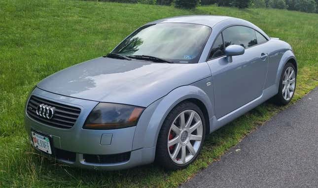 Ein Foto eines silbernen Audi TT ALMS-Sportwagens von 2002. 