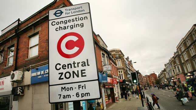 Une photo d’un panneau au péage de congestion à Londres