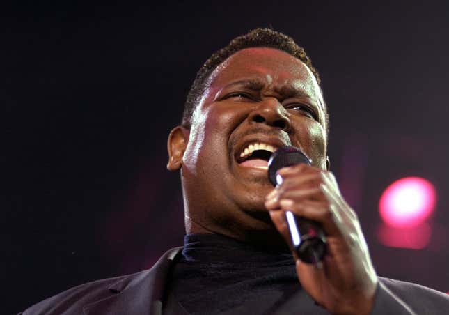 LAS VEGAS, NV – 20. SEPTEMBER 2002: Sänger Luther Vandross tritt am 20. September 2002 im Mandalay Bay Resort in Las Vegas, Nevada auf.